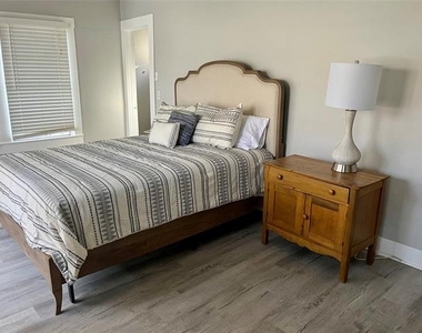 725 Peach Street - Photo Thumbnail 11