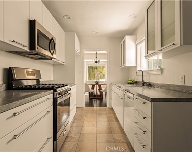 15233 Camarillo Street - Photo Thumbnail 8