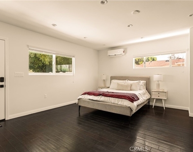 15233 Camarillo Street - Photo Thumbnail 12