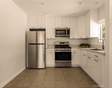 15233 Camarillo Street - Photo Thumbnail 13