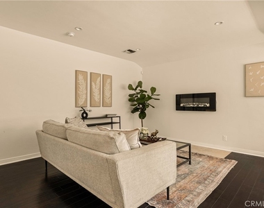 15233 Camarillo Street - Photo Thumbnail 3