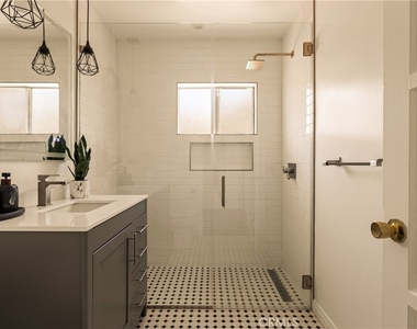 15233 Camarillo Street - Photo Thumbnail 5