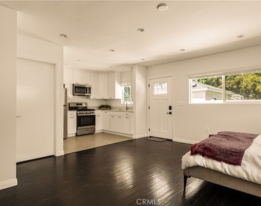 15233 Camarillo Street - Photo Thumbnail 11
