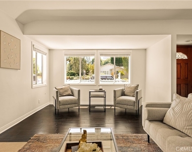 15233 Camarillo Street - Photo Thumbnail 6
