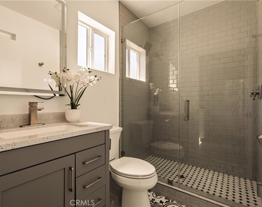 15233 Camarillo Street - Photo Thumbnail 9