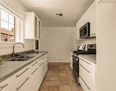 15233 Camarillo Street - Photo Thumbnail 7