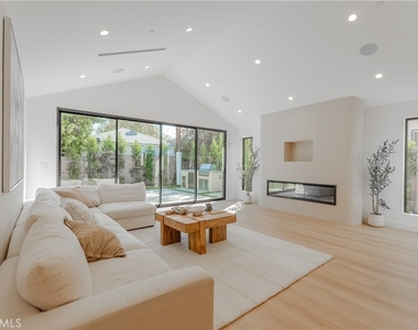 6144 Zelzah Avenue - Photo Thumbnail 15
