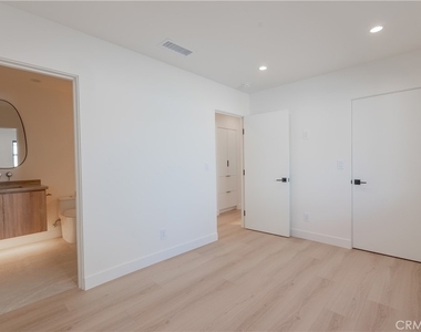 6144 Zelzah Avenue - Photo Thumbnail 32