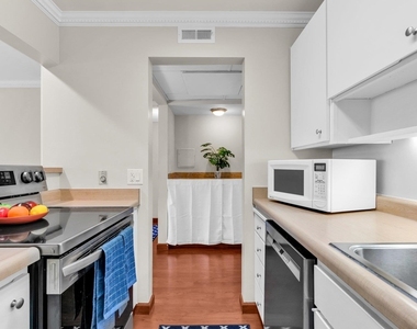470 N Civic Dr - Photo Thumbnail 15
