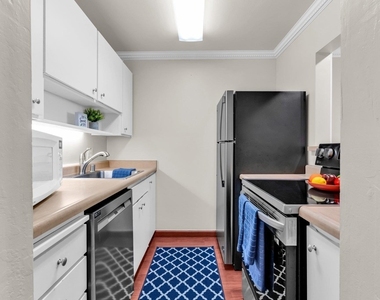 470 N Civic Dr - Photo Thumbnail 10