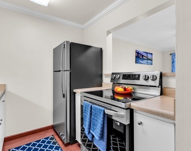 470 N Civic Dr - Photo Thumbnail 11