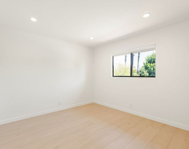 4933 Collett Avenue - Photo Thumbnail 33