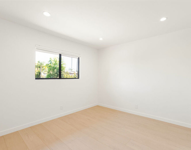 4933 Collett Avenue - Photo Thumbnail 34