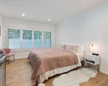 141 S Clark Drive - Photo Thumbnail 6