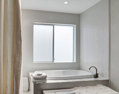 2425 Clement Avenue - Photo Thumbnail 11