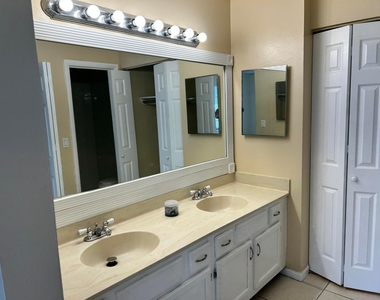 2513 S 17th Street - Photo Thumbnail 3
