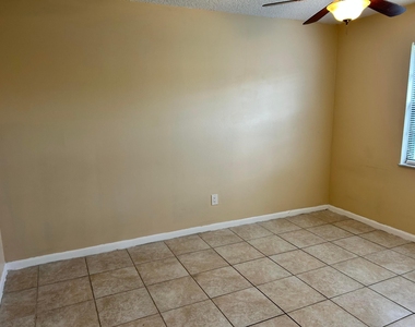 2513 S 17th Street - Photo Thumbnail 8