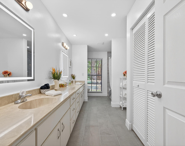 8166 N 155th Place - Photo Thumbnail 15