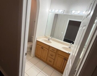 821 Pipers Cay Drive - Photo Thumbnail 7