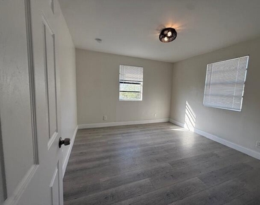 904 4th Street - Photo Thumbnail 4