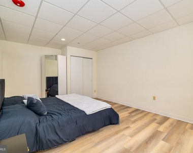 7040 Oxford Avenue - Photo Thumbnail 3
