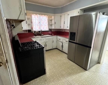 1136 Stirling Street - Photo Thumbnail 8