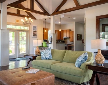 300 Cosgrove Avenue - Photo Thumbnail 5