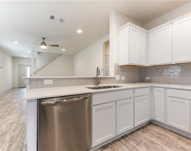 8304 Mimi Ln - Photo Thumbnail 3