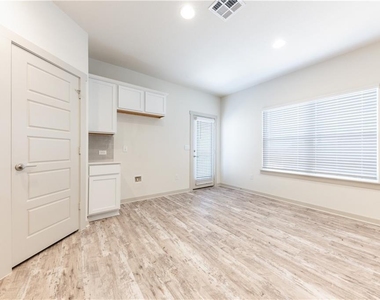 8304 Mimi Ln - Photo Thumbnail 11