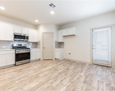 8304 Mimi Ln - Photo Thumbnail 4