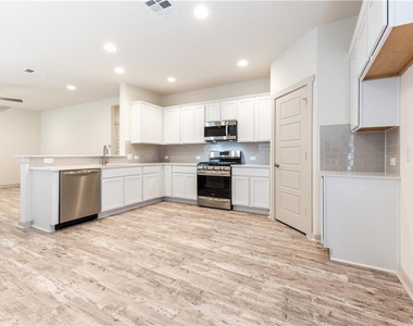 8304 Mimi Ln - Photo Thumbnail 5