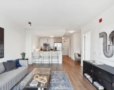 350 N Canal Street - Photo Thumbnail 1