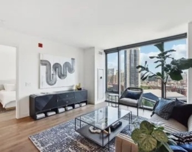 350 N Canal Street - Photo Thumbnail 2