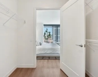 350 N Canal Street - Photo Thumbnail 4