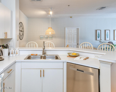 605 Fairway Drive - Photo Thumbnail 7
