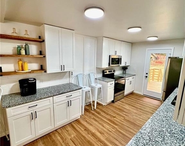 695 Kennesaw Drive Se - Photo Thumbnail 6