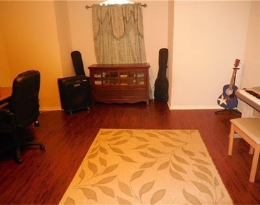 1402 Hunter Ridge Court - Photo Thumbnail 4