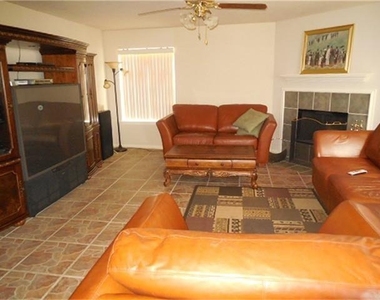 1402 Hunter Ridge Court - Photo Thumbnail 3