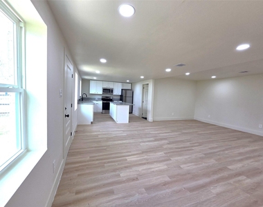 4607 Englewood Street - Photo Thumbnail 3
