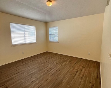 1522 Glasholm Drive - Photo Thumbnail 12