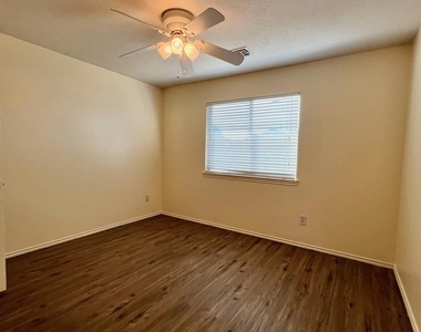 1522 Glasholm Drive - Photo Thumbnail 9