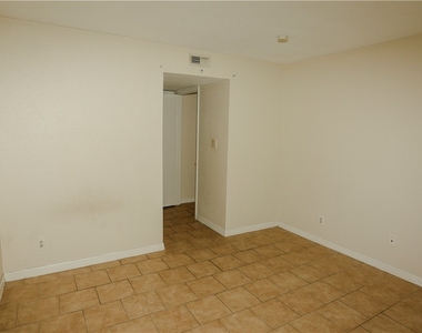 2835 Winkler Avenue - Photo Thumbnail 8