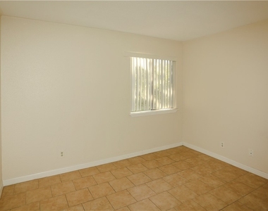 2835 Winkler Avenue - Photo Thumbnail 7