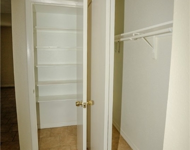 2835 Winkler Avenue - Photo Thumbnail 10