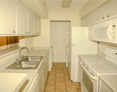 2835 Winkler Avenue - Photo Thumbnail 5