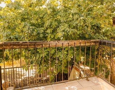 2835 Winkler Avenue - Photo Thumbnail 11