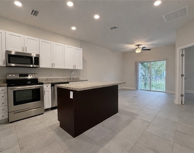 3313 Sw 8th Place - Photo Thumbnail 3