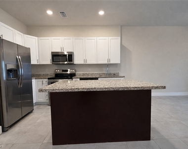 3313 Sw 8th Place - Photo Thumbnail 4