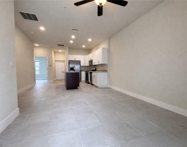 3313 Sw 8th Place - Photo Thumbnail 2