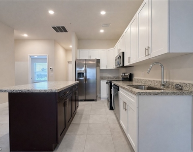 3313 Sw 8th Place - Photo Thumbnail 5